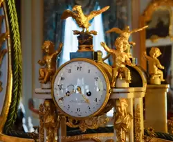 Часы с позолотой в Голубой гостиной Китайского дворца