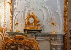 Часы на камине — Стеклярусный кабинет в Китайском дворце Ораниенбаума