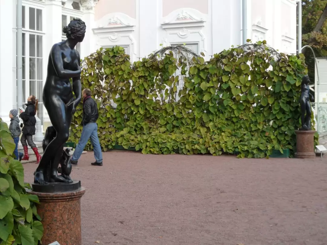 У центрального входа в Китайский дворец У центрального входа в Китайский дворец