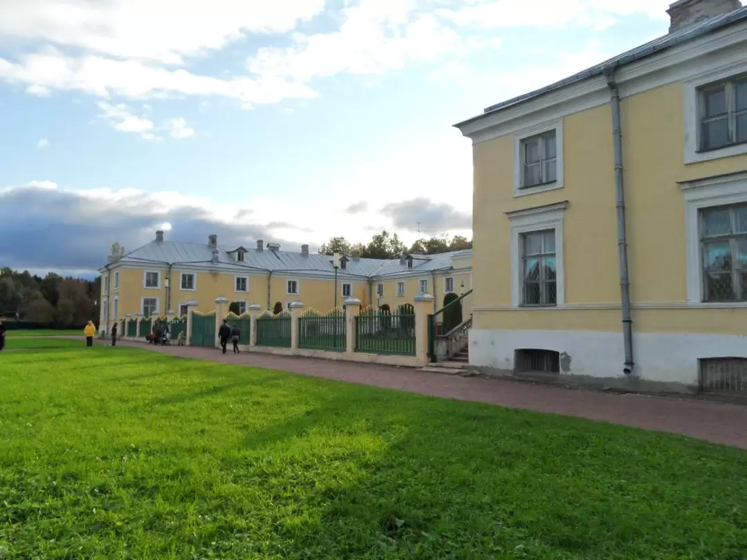 Кавалерский корпус в Ломоносове Кавалерский корпус в Ломоносове