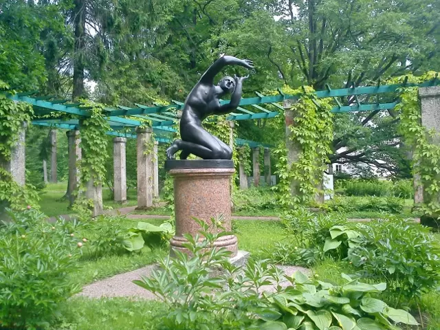 Пергола и скульптура «Илионей» — бронзовая копия с мраморного античного оригинала IV в. до н.э.