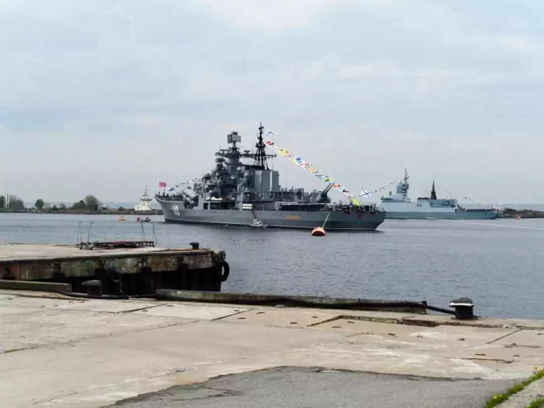 Средняя (Петровская) гавань в дни празднования 310-летия Балтийского флота Средняя (Петровская) гавань в дни празднования 310-летия Балтийского флота