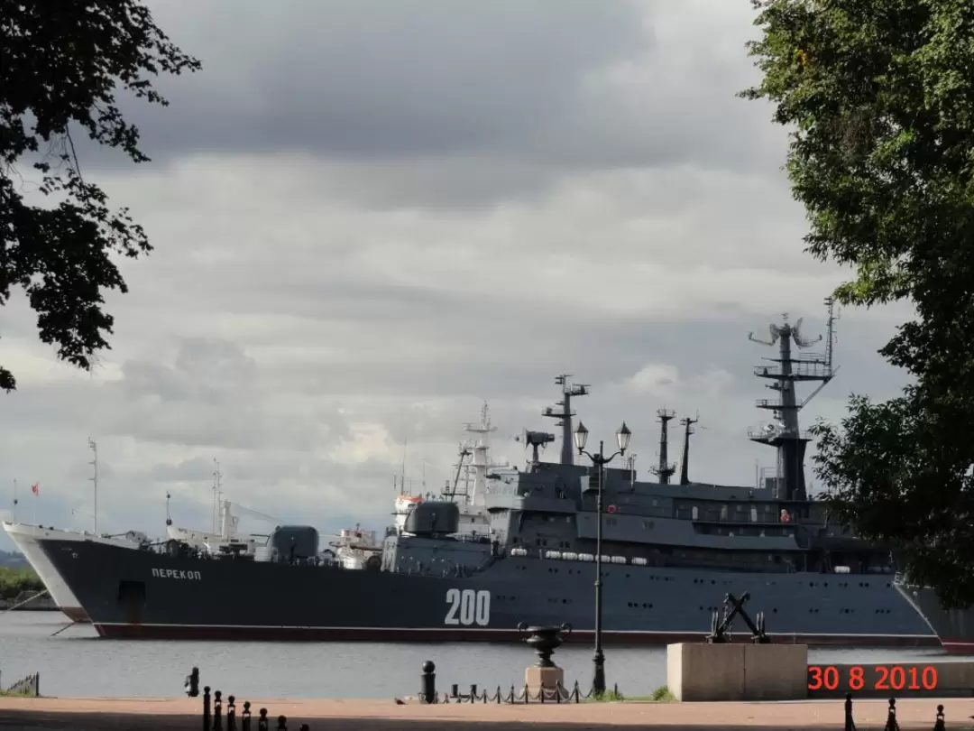 Вид на Среднюю гавань от Петровской пристани Вид на Среднюю гавань от Петровской пристани