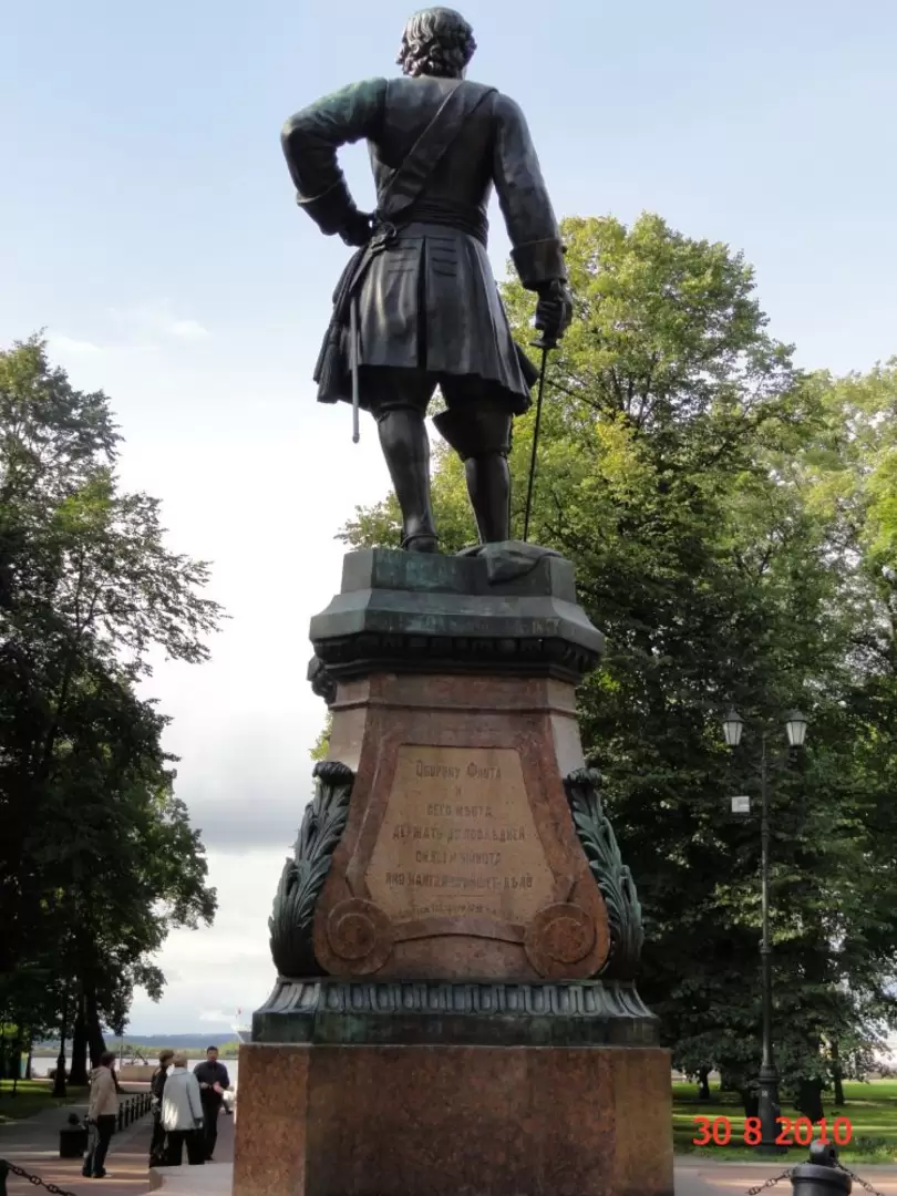 Памятник Петру I в Кронштадте, возведённый в 1841 году, основателю города Памятник Петру I в Кронштадте, возведённый в 1841 году, основателю города