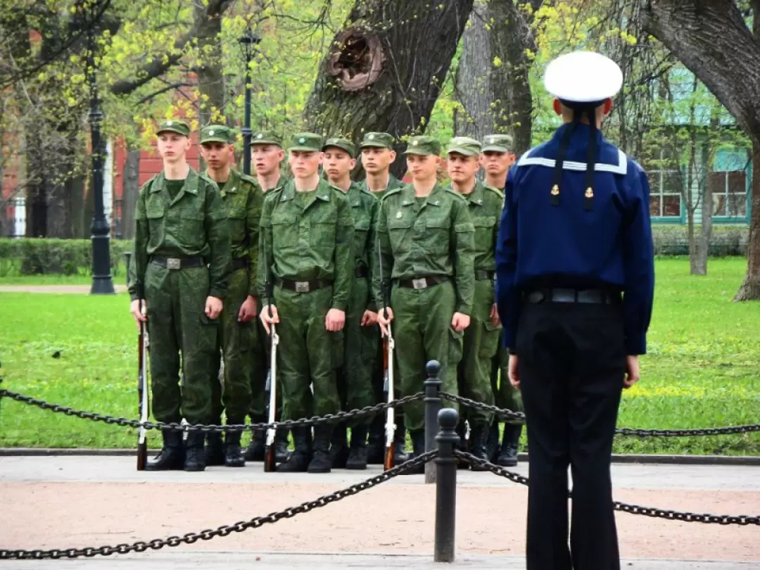 Рота Почётного караула на репетиции в Петровском парке Рота Почётного караула на репетиции в Петровском парке