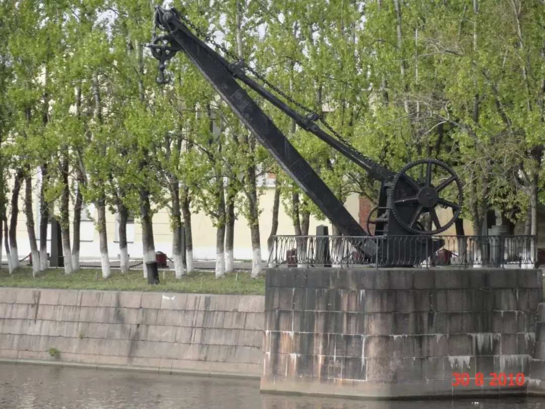 Подъёмный кран на берегу Итальянского пруда