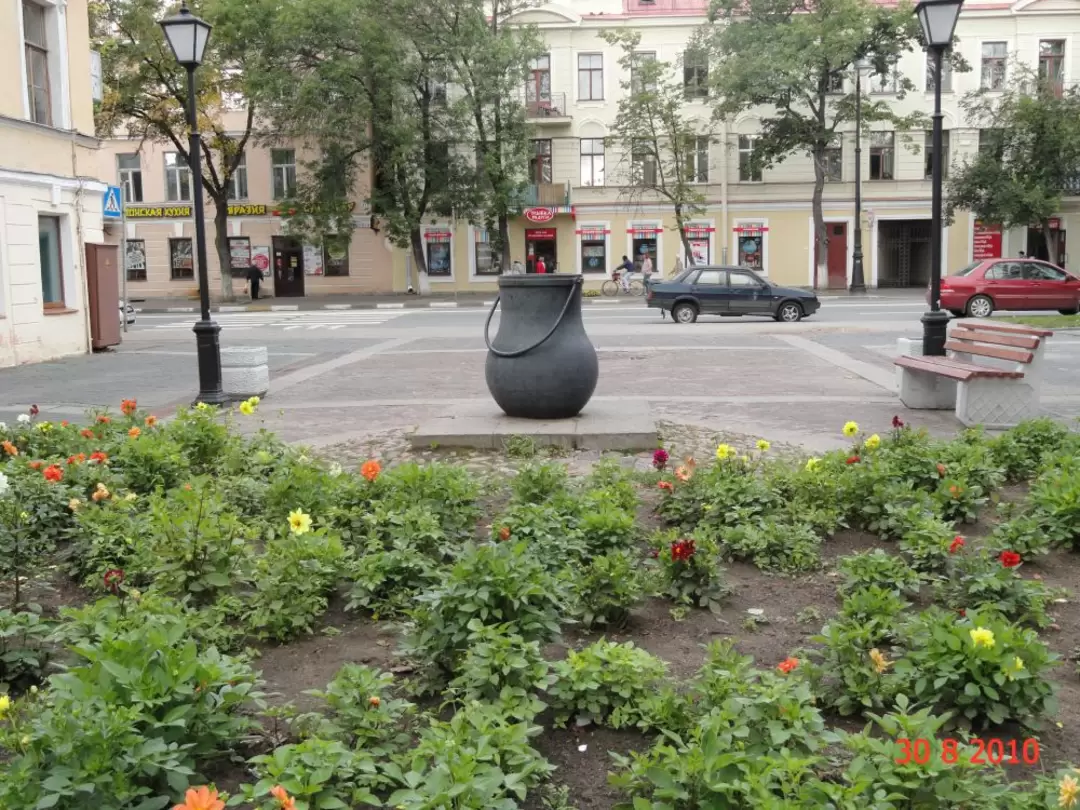 Памятник котелку