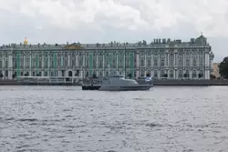 Противодиверсионный катер «Суворовец» (Черноморский флот) на фоне Зимнего дворца в Санкт-Петербурге