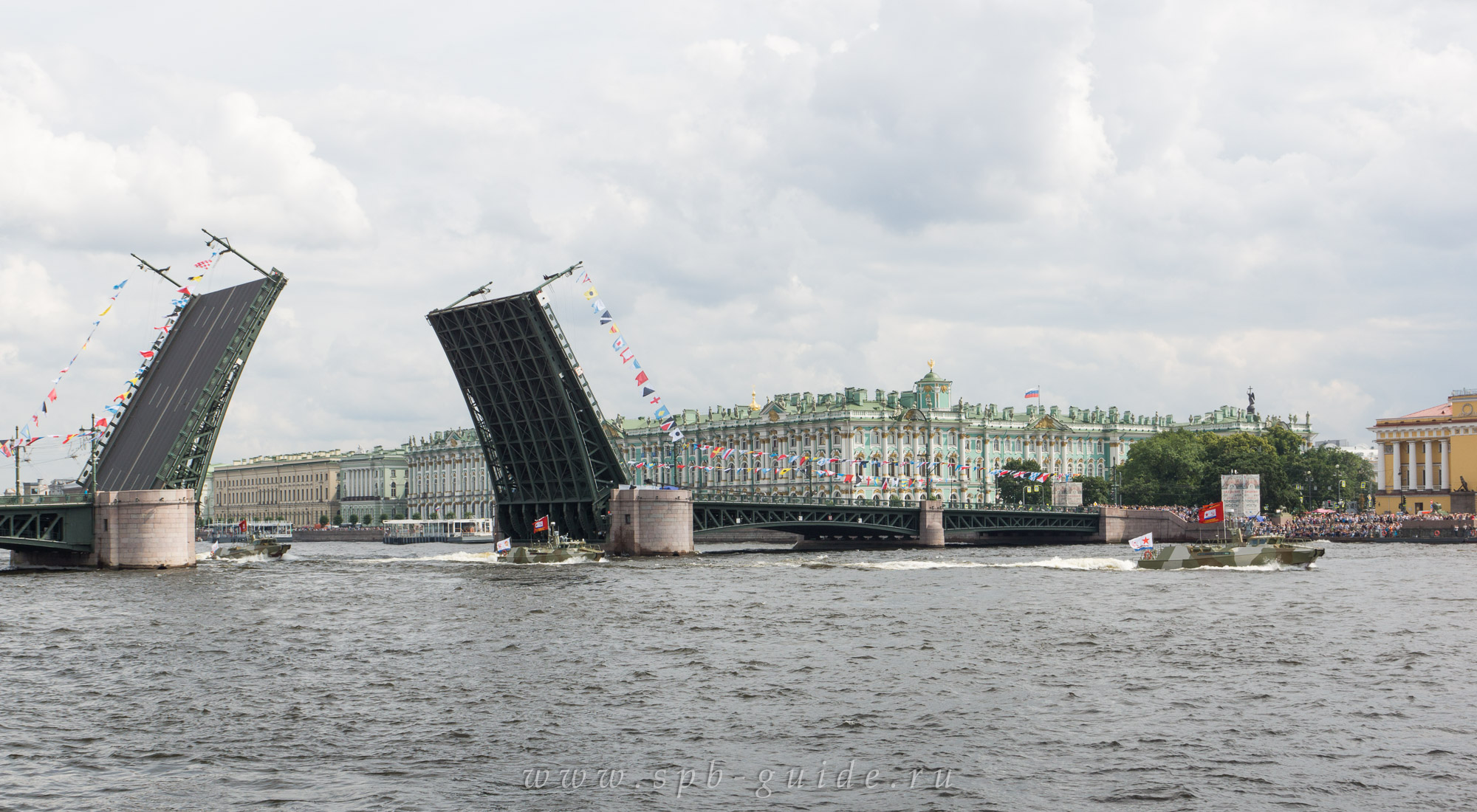 Возвращение военных судов после репетиции парада ко Дню ВМФ Возвращение военных судов после репетиции парада ко Дню ВМФ