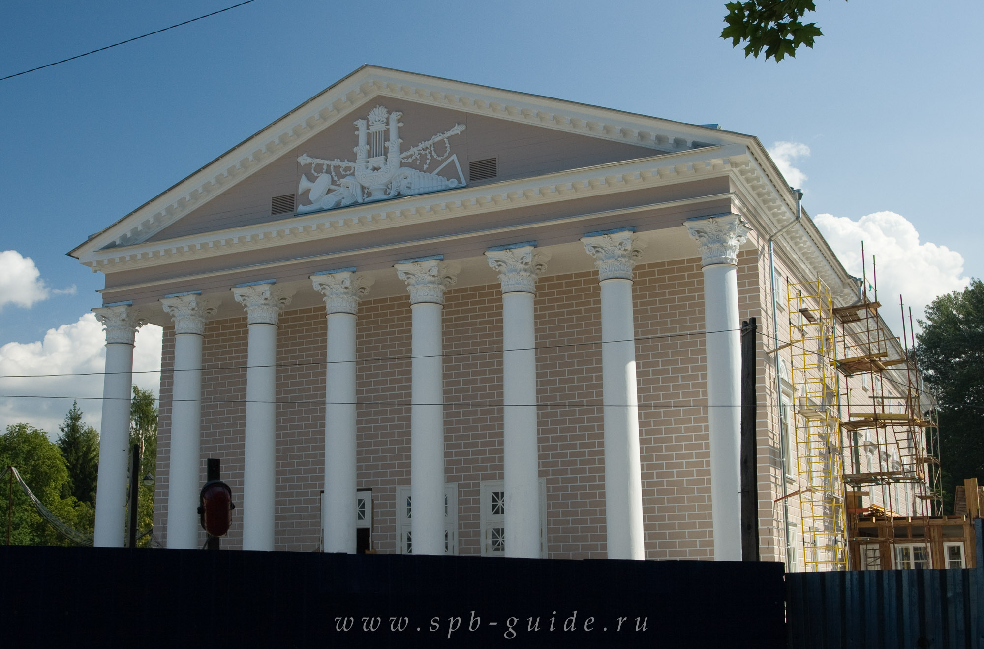 Каменноостровский театр, фото 2010 г. Каменноостровский театр, фото 2010 г.