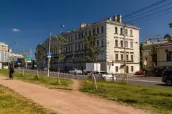 Дом из стихотворения «Ночь, улица, фонарь, аптека»