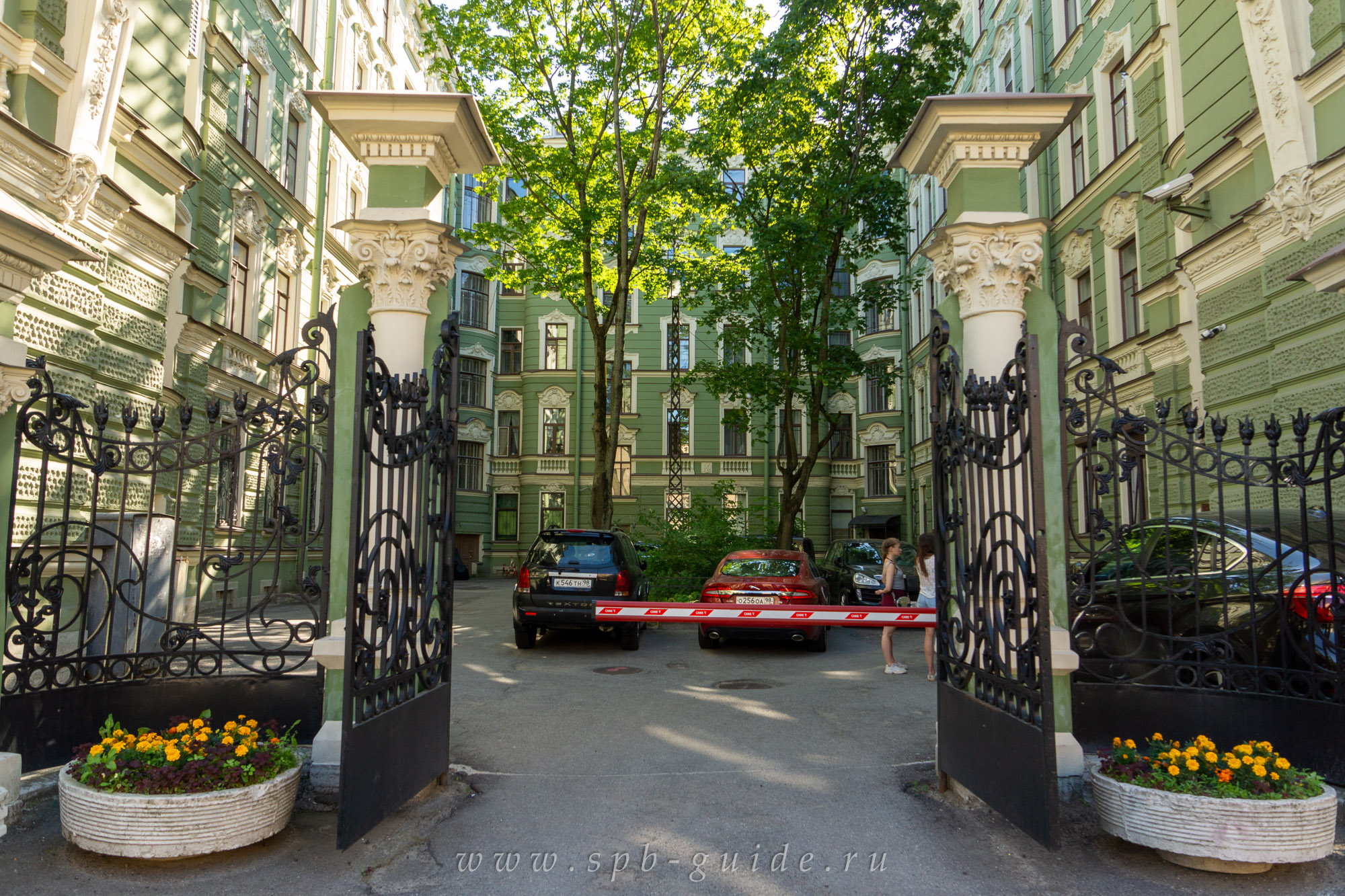 Колобовский дом — двор-курдонёр Колобовский дом — двор-курдонёр