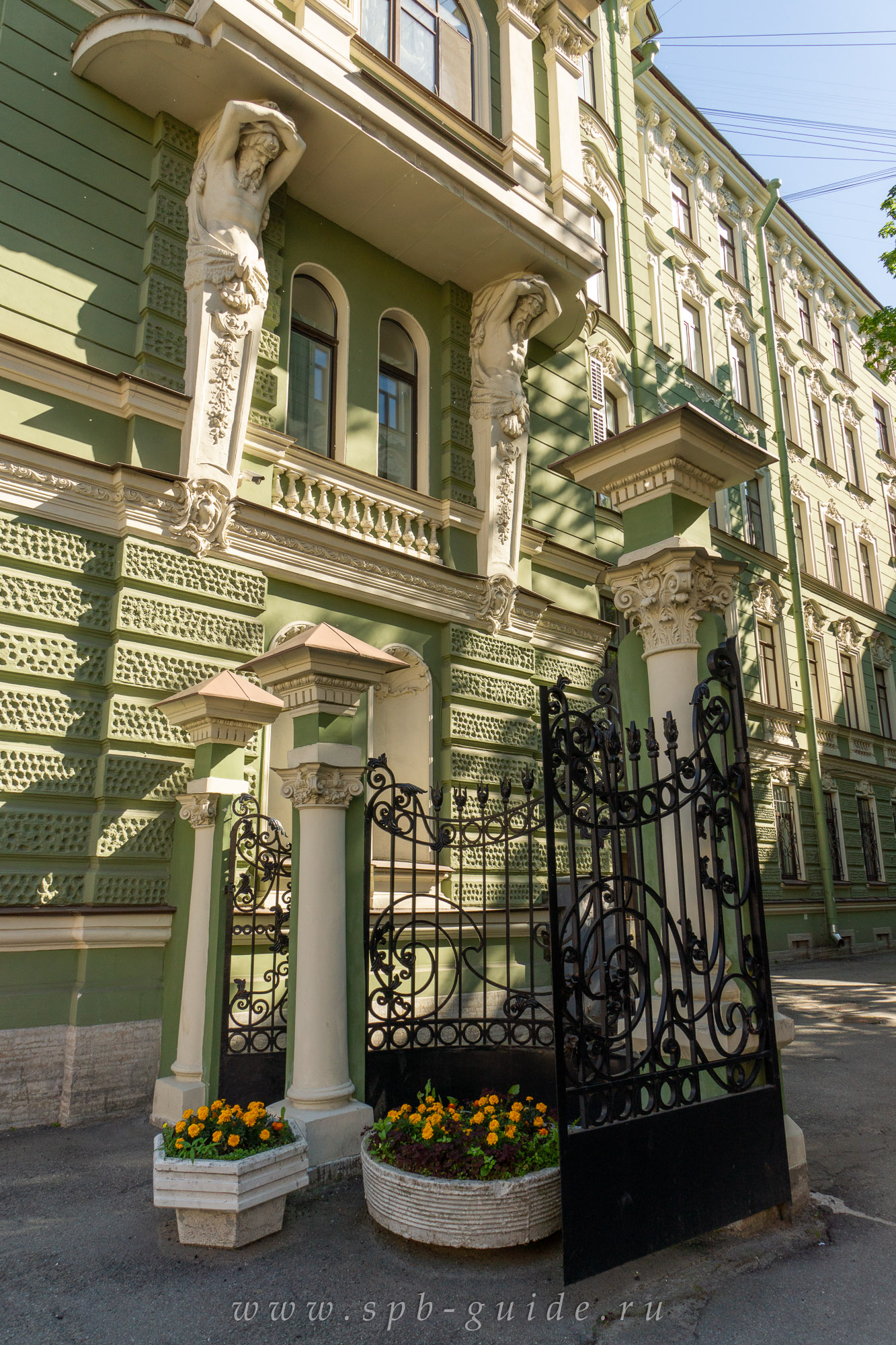 Колобовский дом — двор-курдонёр Колобовский дом — двор-курдонёр