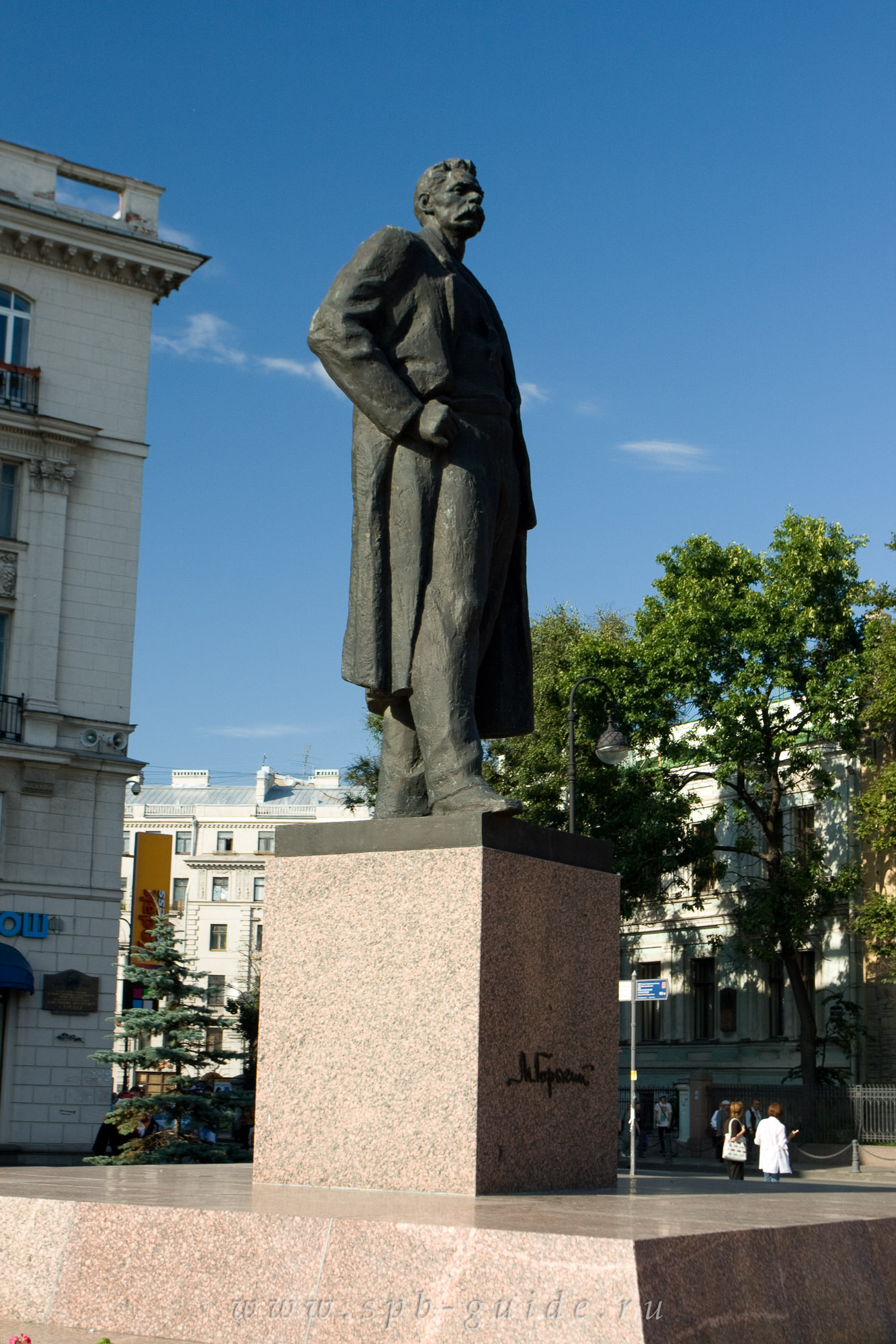 Памятник Максиму Горькому у метро «Горьковская» Памятник Максиму Горькому у метро «Горьковская»