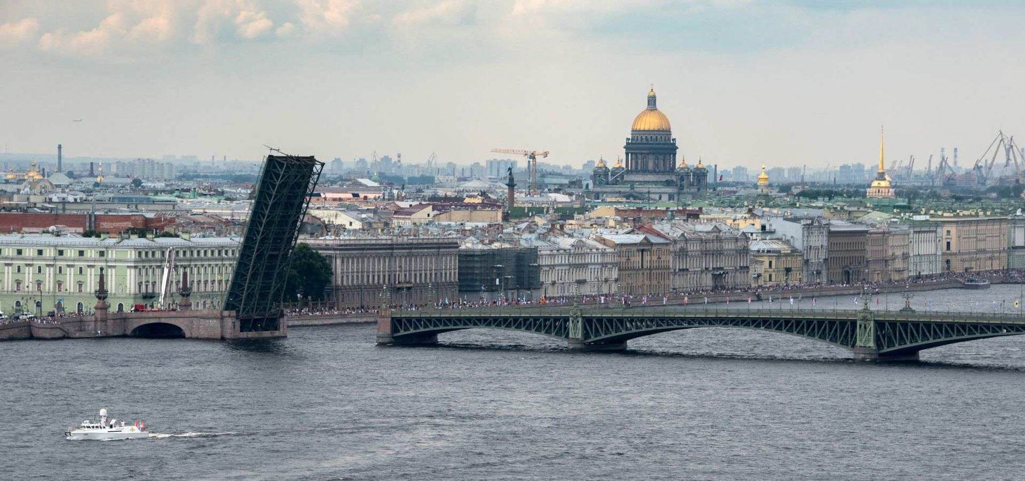 Видовой ресторан «Ла Вю» на крыше отеля «Санкт-Петербург»