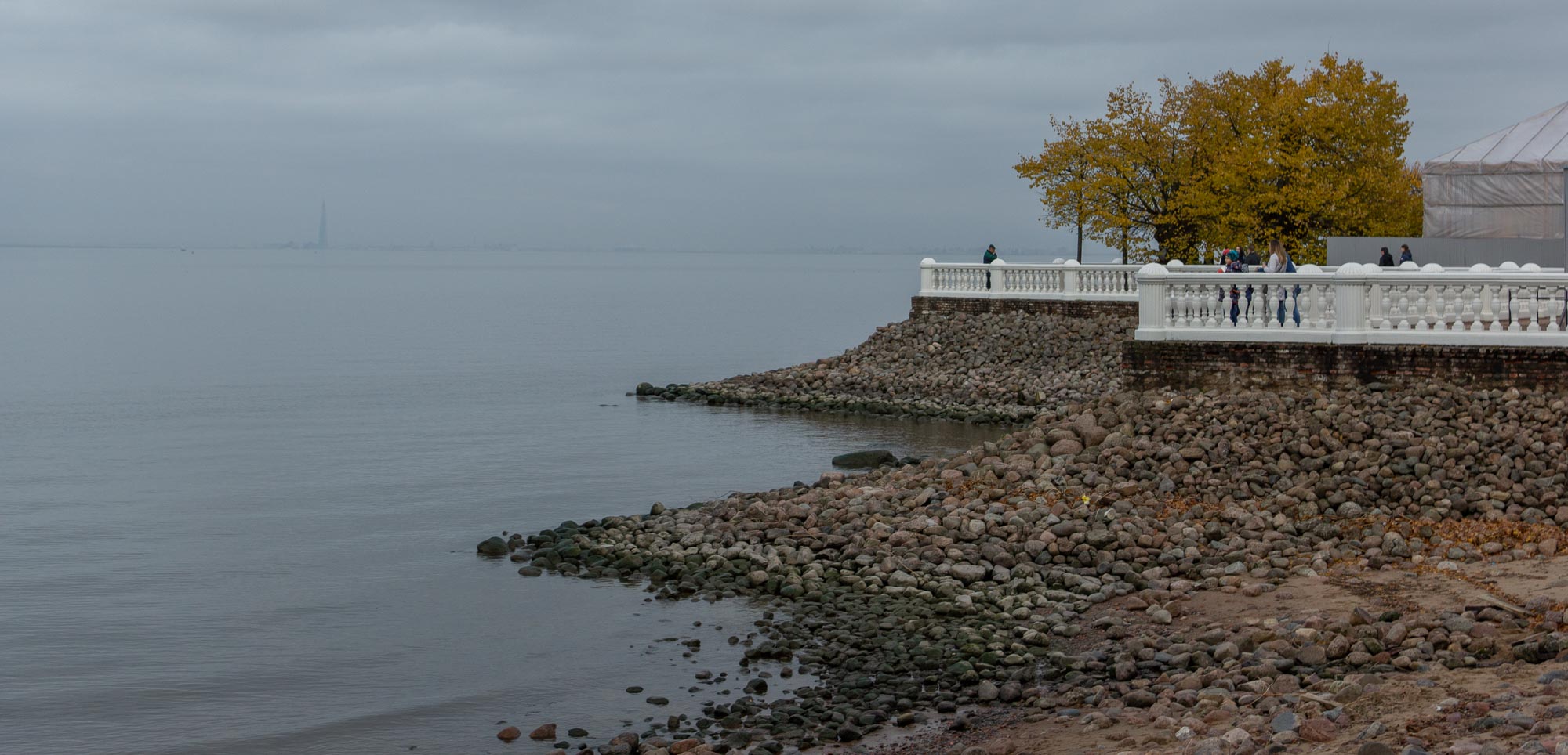 Морская терраса у дворца Монплезир в октябре Морская терраса у дворца Монплезир в октябре