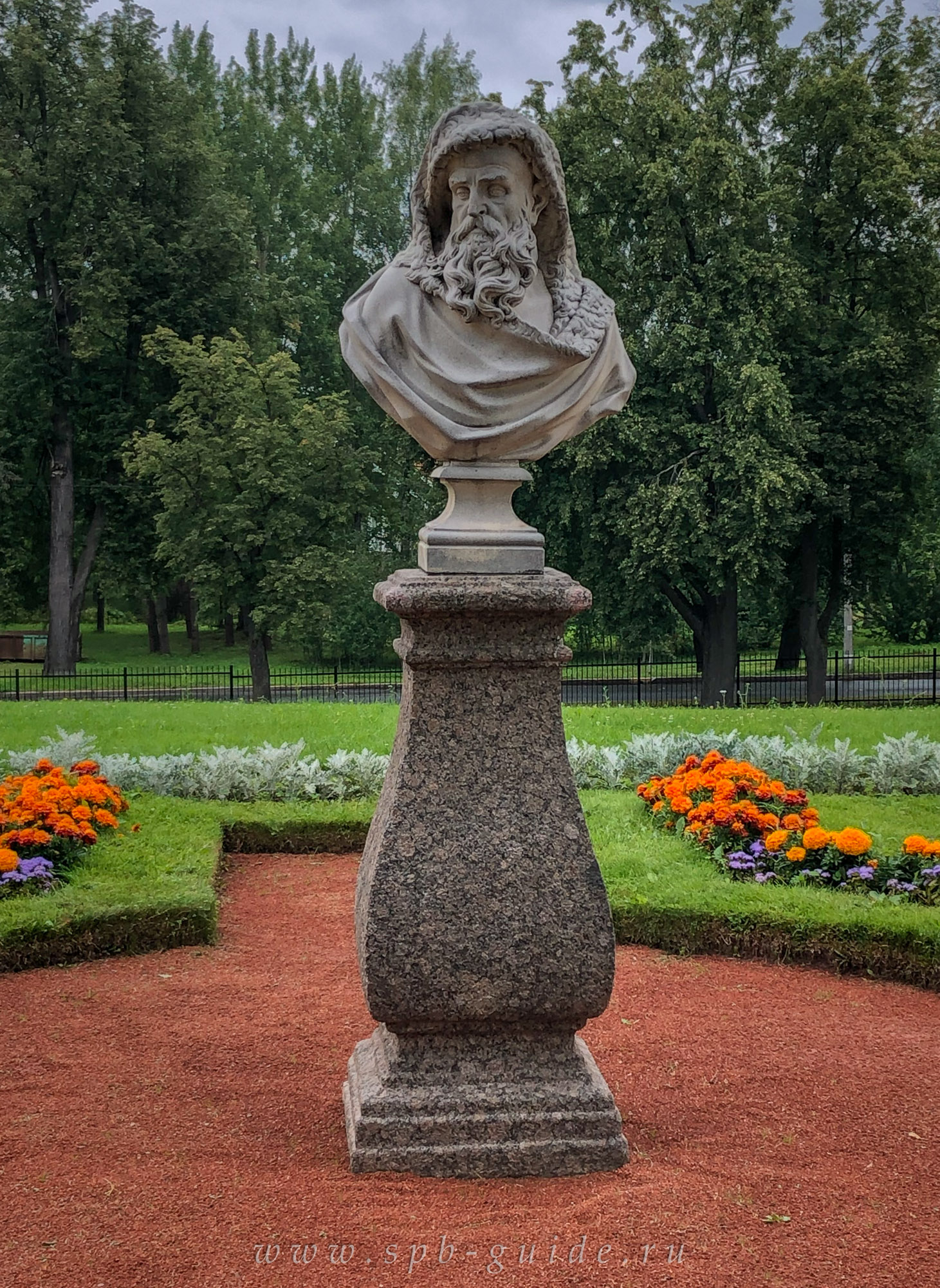 Цветник с восточной стороны дворца