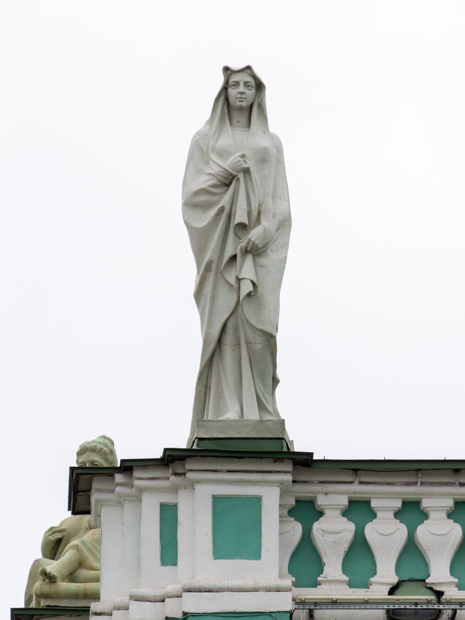 Деметра — скульптура на крыше Зимнего дворца Деметра — скульптура на крыше Зимнего дворца