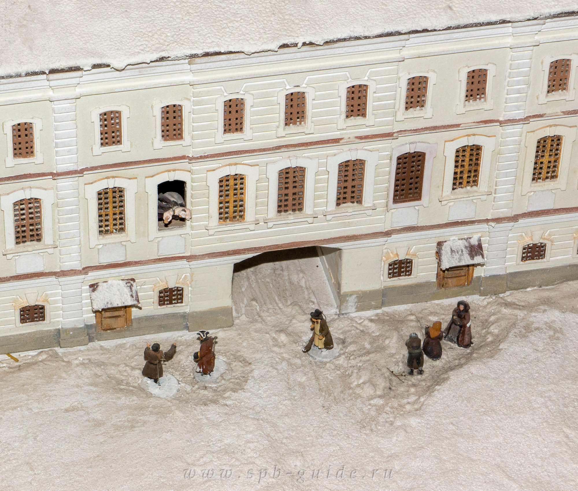 Разговор дамы (в окне) с кавалерами в музее «Петровская Акватория» Разговор дамы (в окне) с кавалерами в музее «Петровская Акватория»