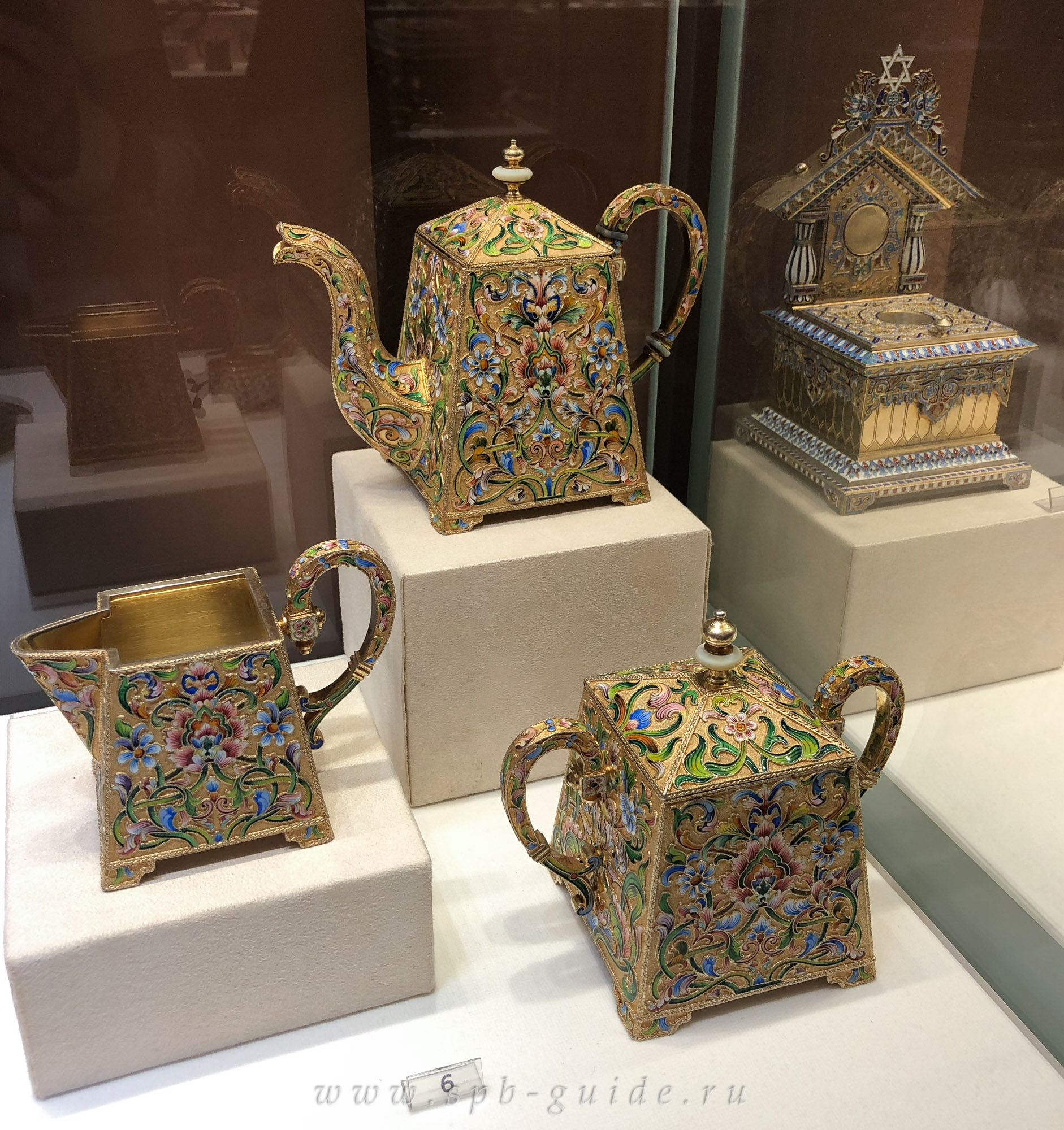 Чайный набор (чайник, сливочник, сахарница), фабрика М. Семёновой, Москва, 1899−1908 Чайный набор (чайник, сливочник, сахарница), фабрика М. Семёновой, Москва, 1899−1908