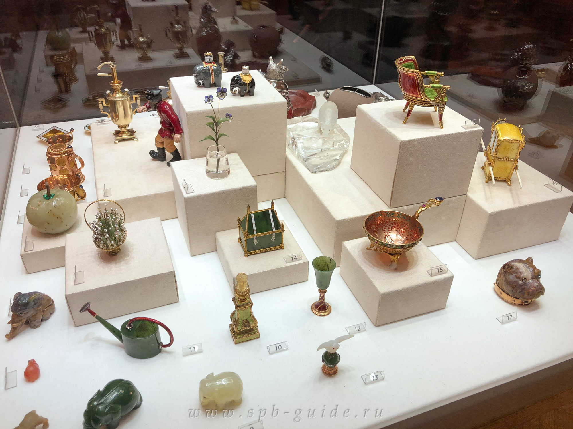 «Objets de fantaisie» производства фирмы Фаберже — ювелирные изделия, не имеющие практической пользы, например, цветы и фигурки животных, крошечные лейки и другое «Objets de fantaisie» производства фирмы Фаберже — ювелирные изделия, не имеющие практической пользы, например, цветы и фигурки животных, крошечные лейки и другое