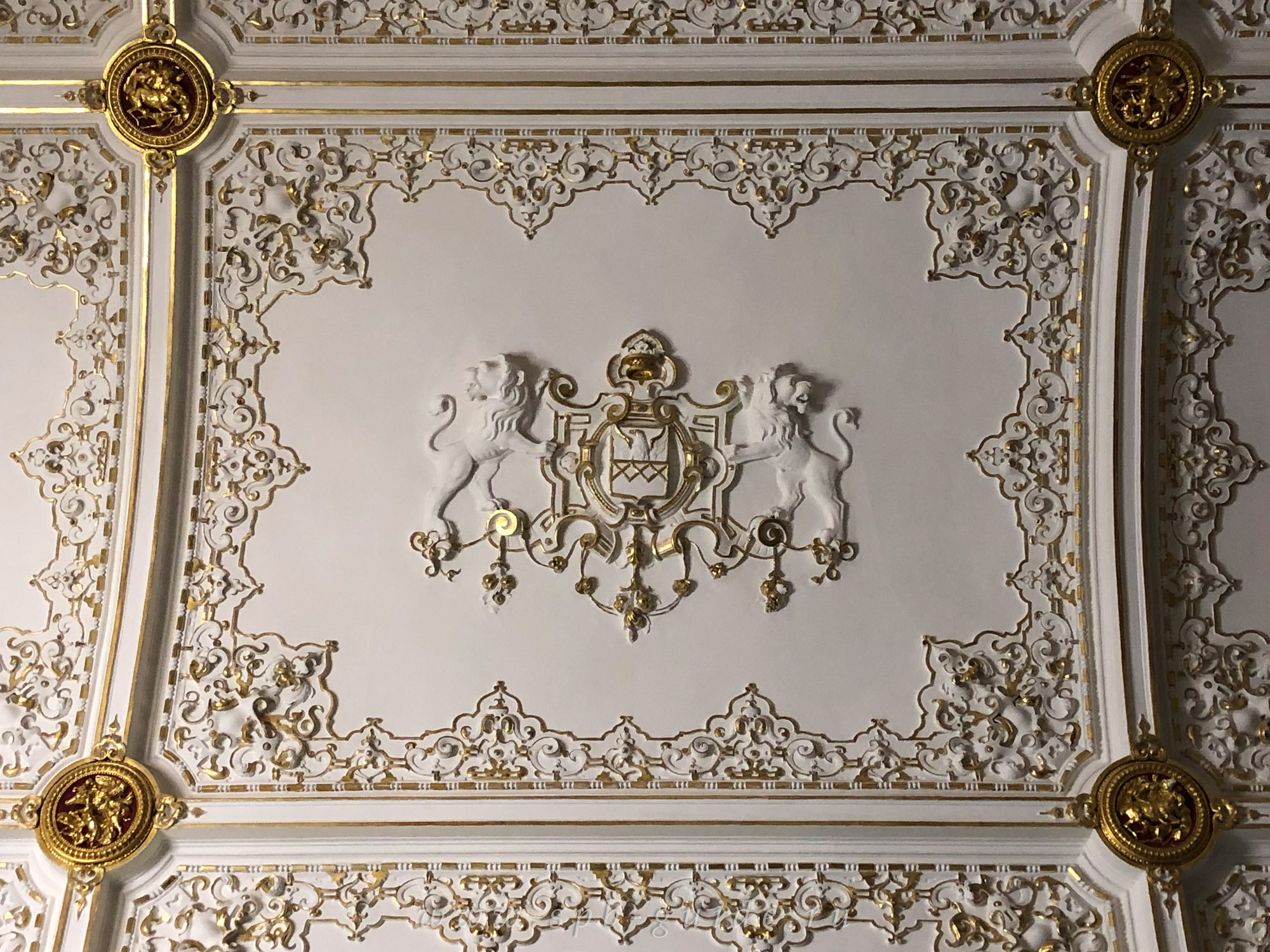 Потолок в Красной гостиной Потолок в Красной гостиной