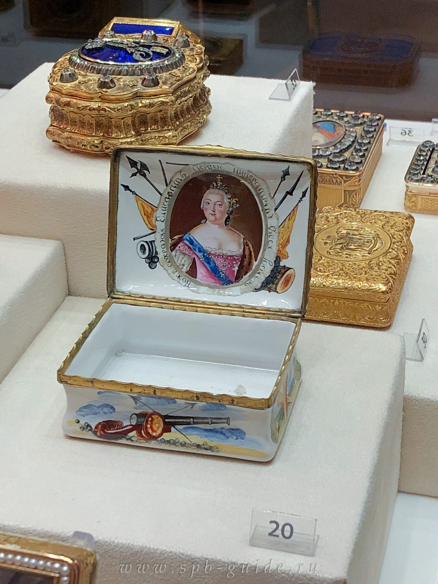 Табакерка с изображением битвы при Кунерсдорфе и портретом императрицы Елизаветы Петровны, Англия, Бирмингем, неизвестный мастер, 1759 Табакерка с изображением битвы при Кунерсдорфе и портретом императрицы Елизаветы Петровны, Англия, Бирмингем, неизвестный мастер, 1759