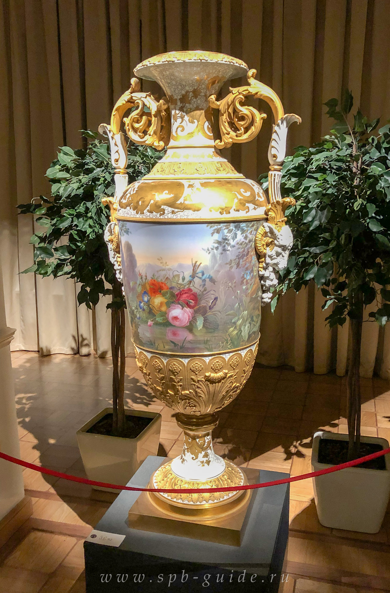 Ваза, мастер Федор Красовский, Императорский фарфоровый завод, 1859, подарок великому князю Константину Николаевичу и великой княгине Александре Иосифовне от императора Александра II Ваза, мастер Федор Красовский, Императорский фарфоровый завод, 1859, подарок великому князю Константину Николаевичу и великой княгине Александре Иосифовне от императора Александра II