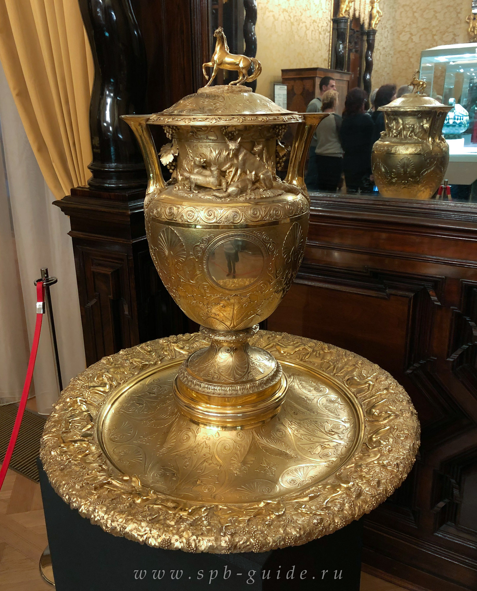 Ваза в виде урны с крышкой, на подносе, мастерская Дж. Бриджа, Лондон, 1833 Ваза в виде урны с крышкой, на подносе, мастерская Дж. Бриджа, Лондон, 1833