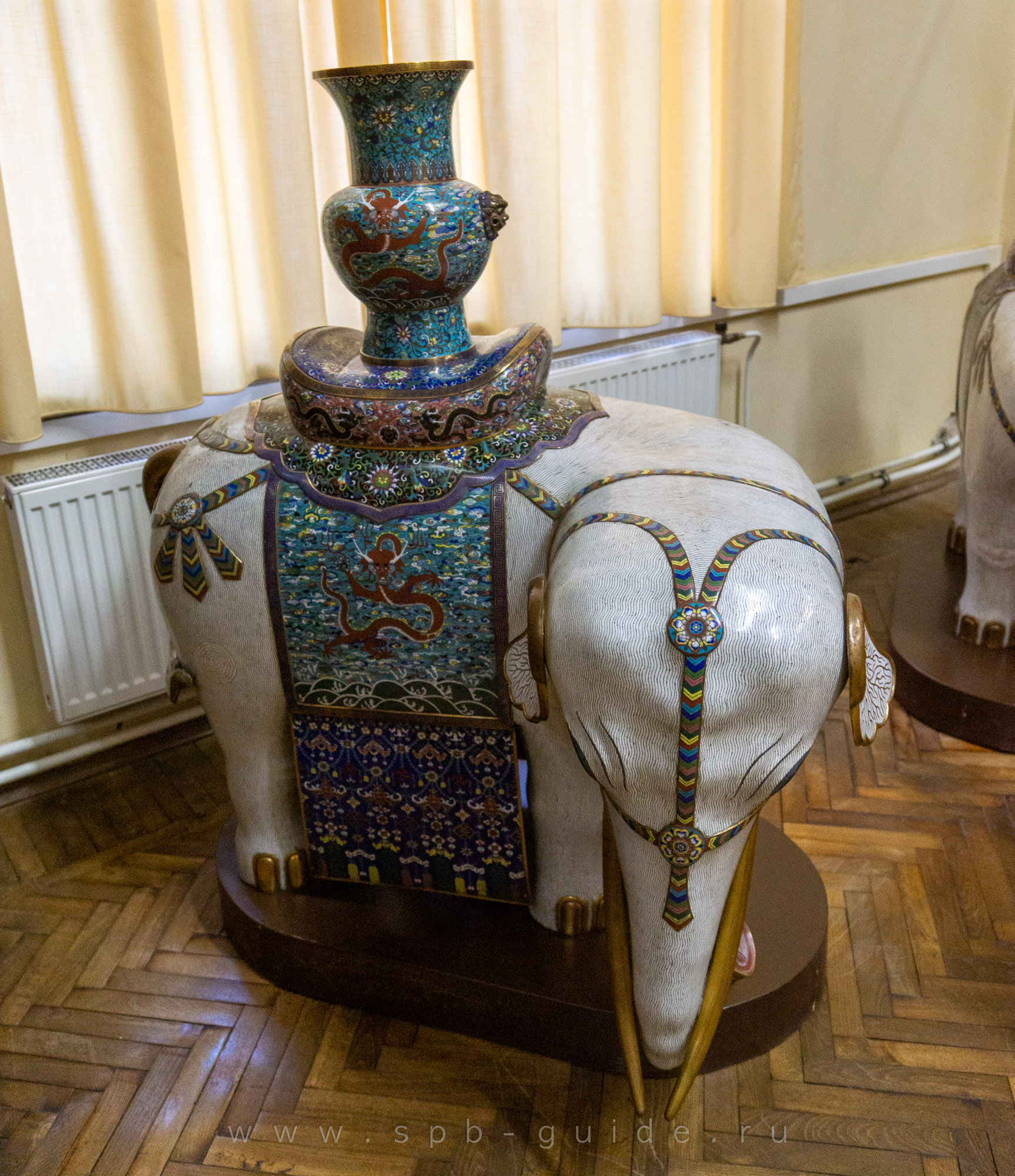 Парные курильницы «Слоны с чашами драгоценностей», Китай Парные курильницы «Слоны с чашами драгоценностей», Китай