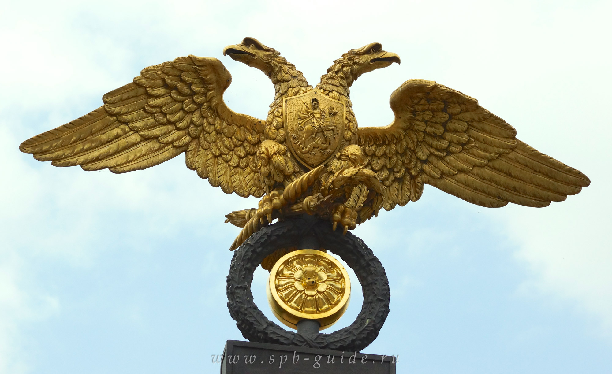 Почему 2 орла. Двуглавый Орел статуя. Двуглавый Екатерининский Орел. Царский Орел двуглавый скульптура. Двуглавый Орел Российской империи.