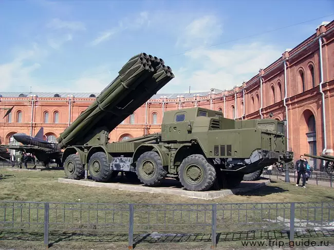 Боевая машина 9А52 300-мм реактивной системы залпового огня «Смерч» 9К58, 1987 г. Боевая машина 9А52 300-мм реактивной системы залпового огня «Смерч» 9К58, 1987 г.