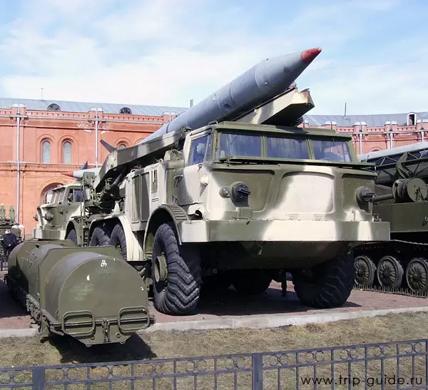 Пусковая установка 9П113 с ракетой 9М21 ракетного комплекса 9К52 «Луна-М», 1964 г. Пусковая установка 9П113 с ракетой 9М21 ракетного комплекса 9К52 «Луна-М», 1964 г.