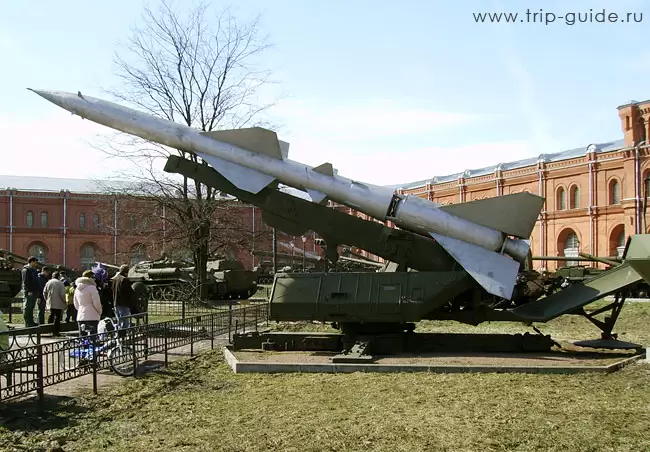 Зенитная ракета В-750 на пусковой установке СМ-63 зенитно-ракетного комплекса С-75 Зенитная ракета В-750 на пусковой установке СМ-63 зенитно-ракетного комплекса С-75