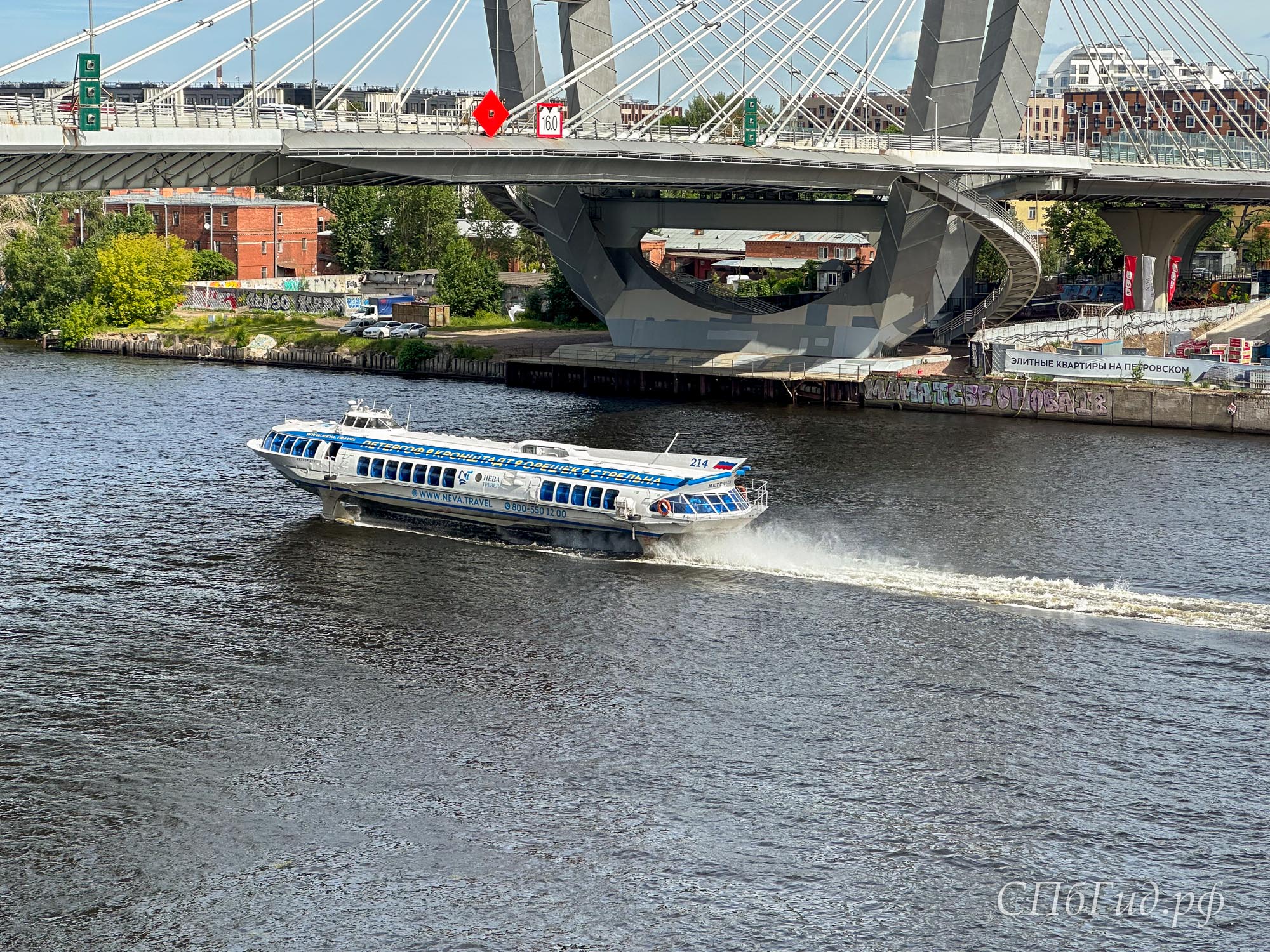Метеор под мостом Бетанкура на Малой Неве в Санкт-Петербурге Метеор под мостом Бетанкура на Малой Неве в Санкт-Петербурге