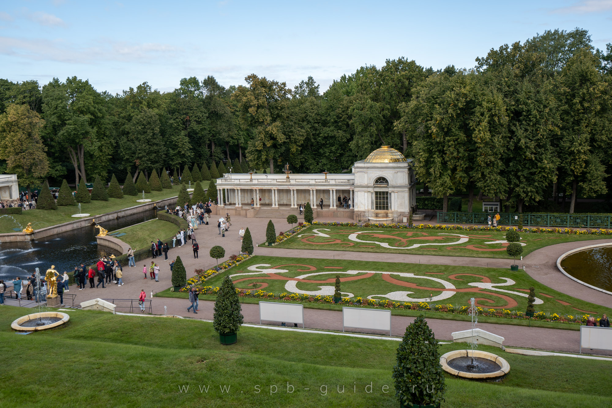 Воронихинская колоннада в Петергофе