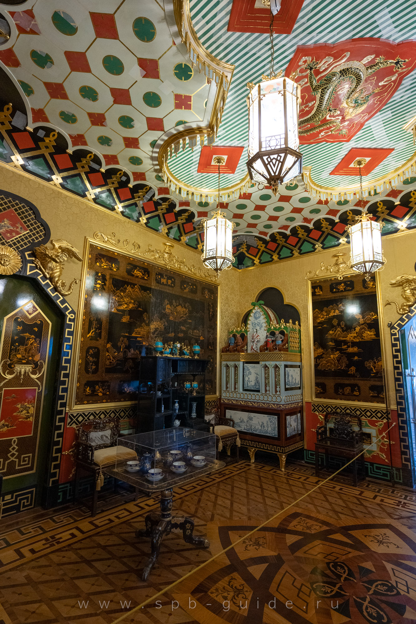 Западный Китайский кабинет в Большом дворце Петергофа
