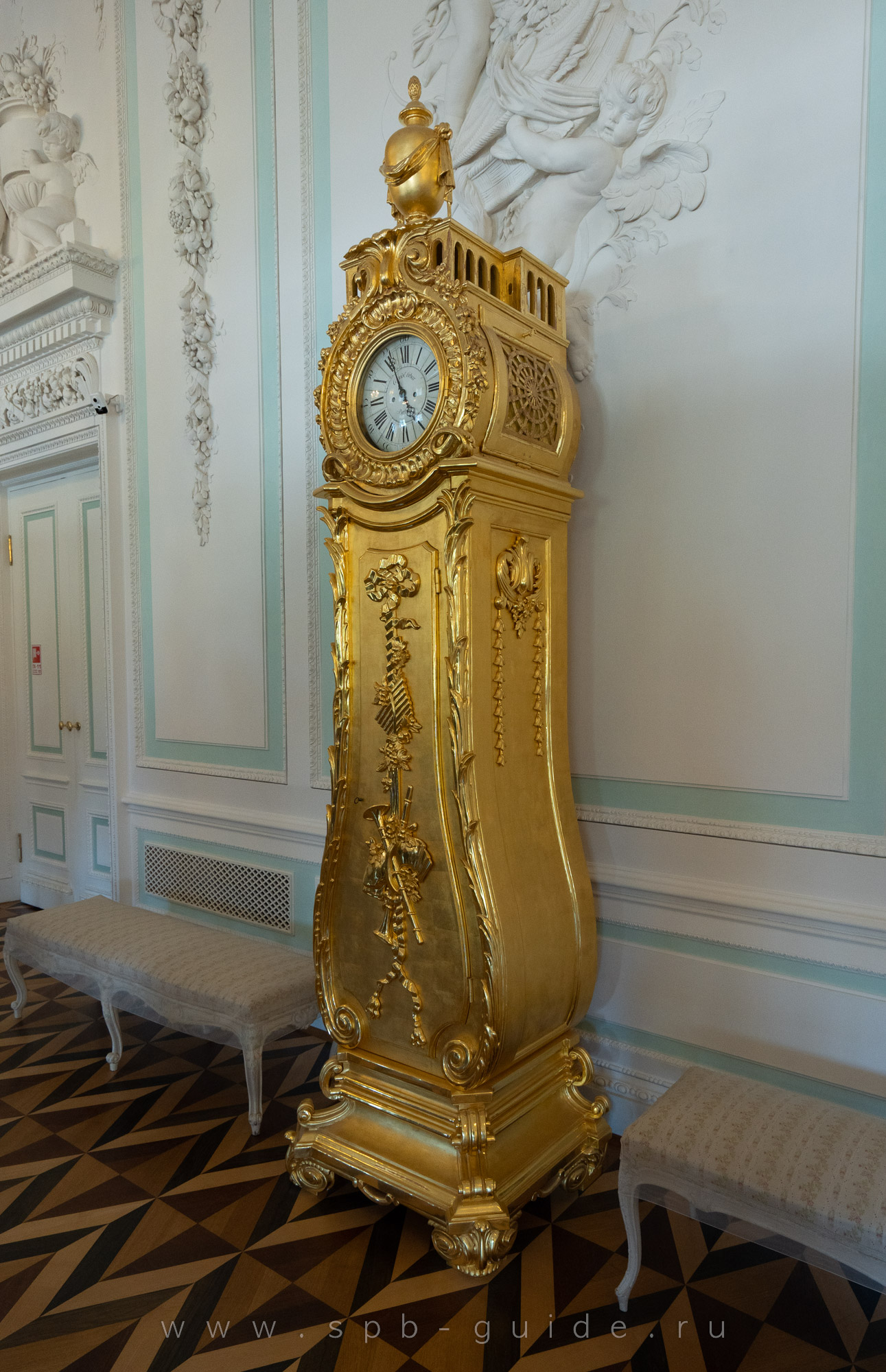 Золочёный напольные часы, изготовлены в Берлине в 1770-х годах, Белая столовая