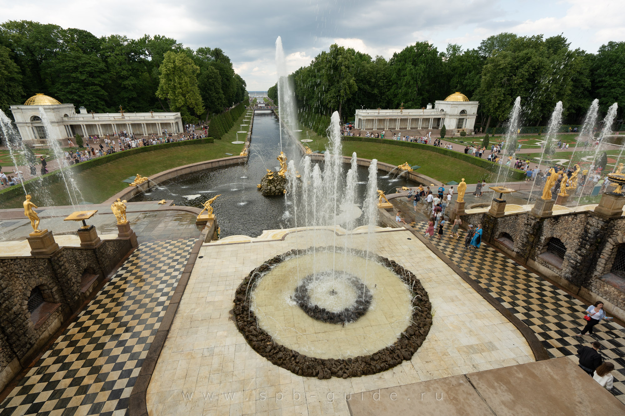 Фонтан «Корзина» в Петергофе Фонтан «Корзина» в Петергофе