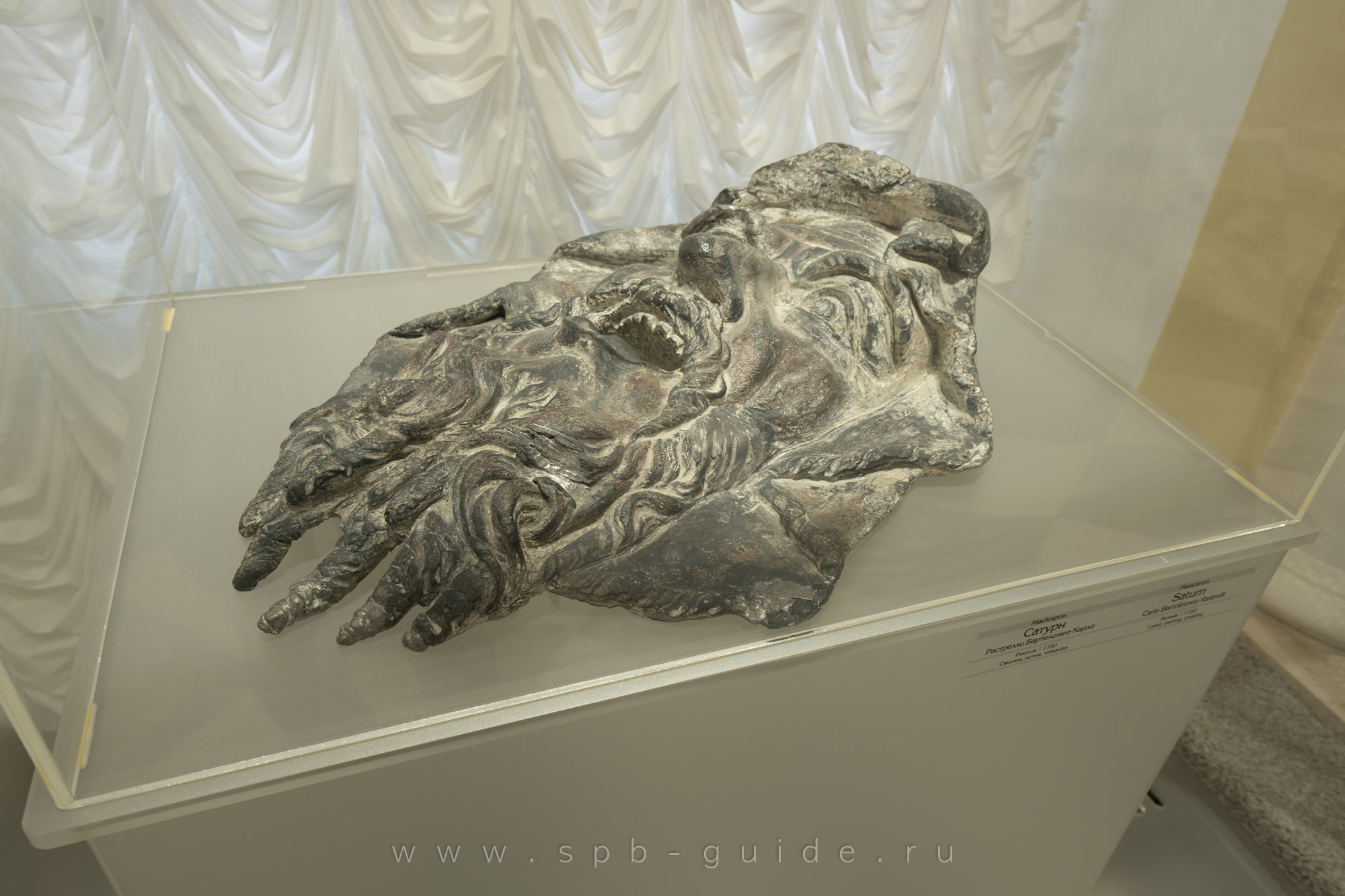 Маскарон «Сатурн», Бартоломео Карло Растрелли, 1720 год, Музей фонтанного дела в Петергофе Маскарон «Сатурн», Бартоломео Карло Растрелли, 1720 год, Музей фонтанного дела в Петергофе