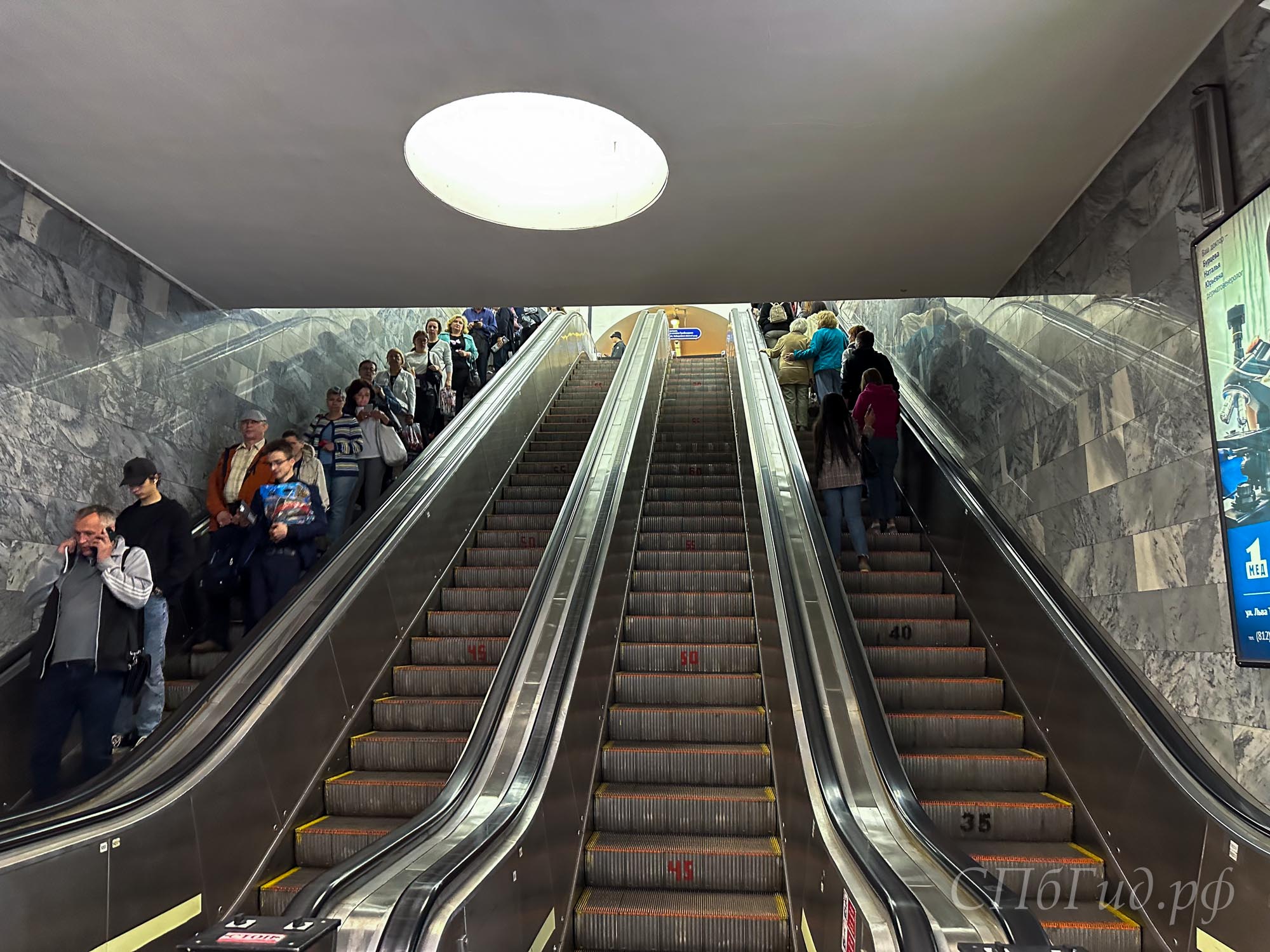 Эскалатор в метро Санкт-Петербурга Эскалатор в метро Санкт-Петербурга