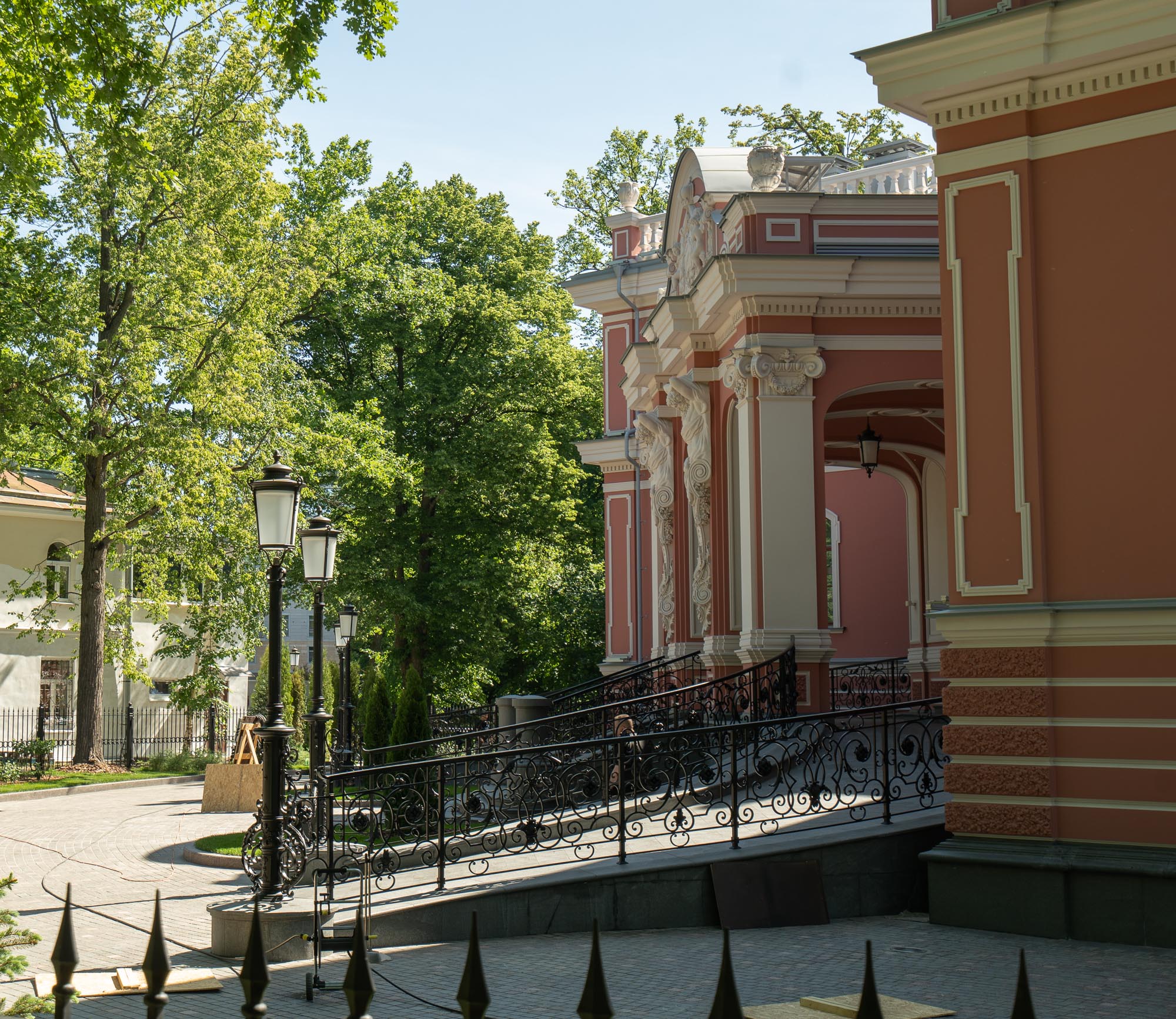 Летний дворец Белосельских-Белозерских, въезд