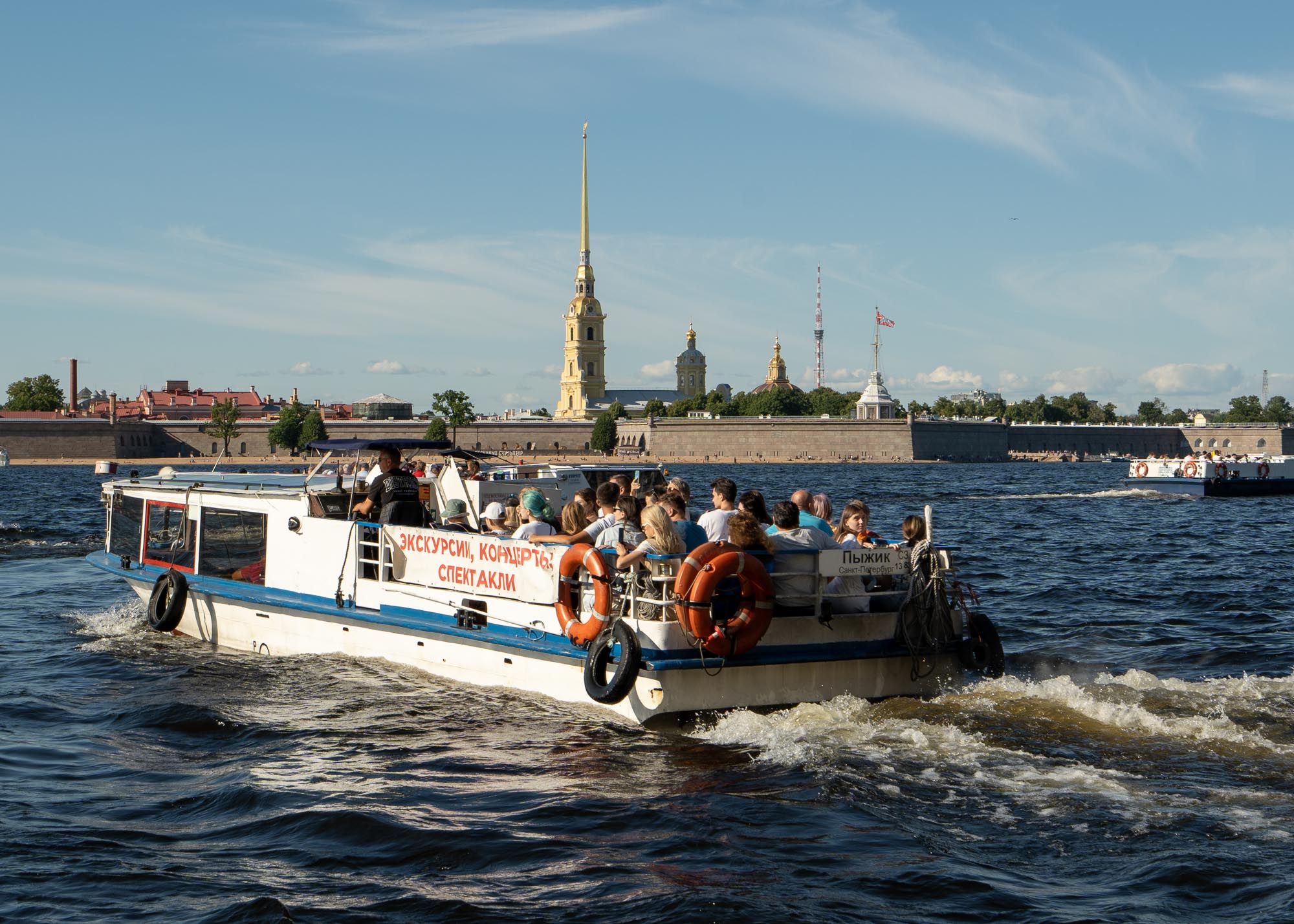 Прогулочный теплоход на фоне Петропавловской крепости Прогулочный теплоход на фоне Петропавловской крепости