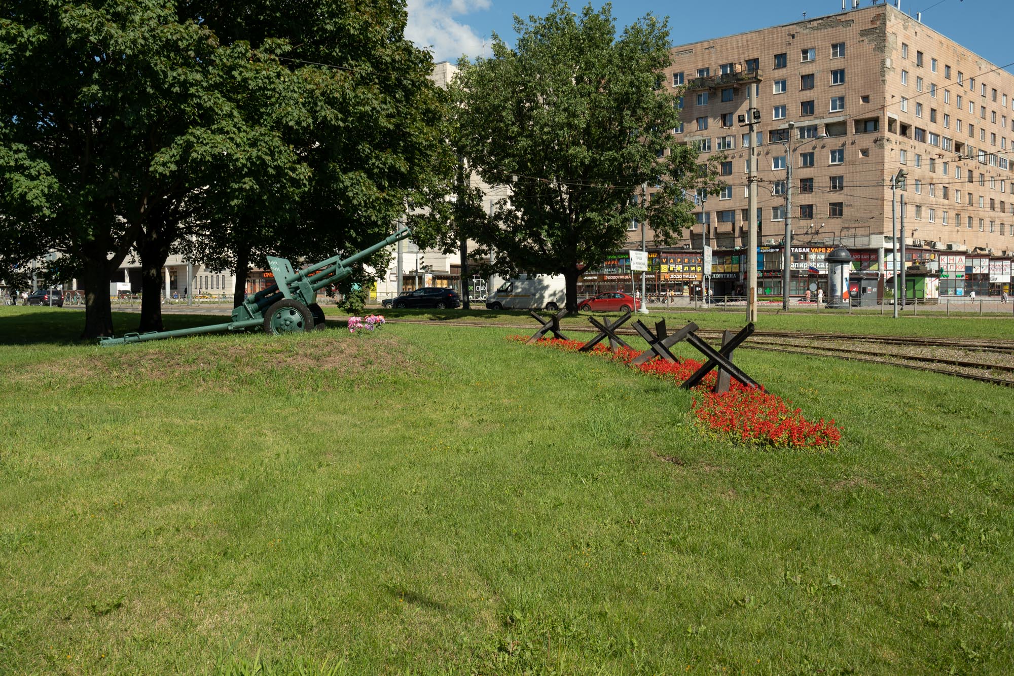Пушка ЗиС-3 и противотанковые ежи на площади Мужества Пушка ЗиС-3 и противотанковые ежи на площади Мужества