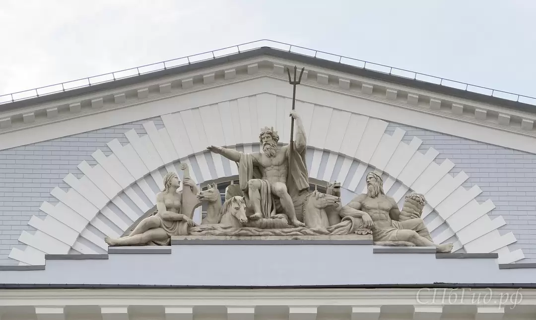 Скульптура «Нептун с двумя реками» на здании Биржи в Санкт-Петербурге Скульптура «Нептун с двумя реками» на здании Биржи в Санкт-Петербурге