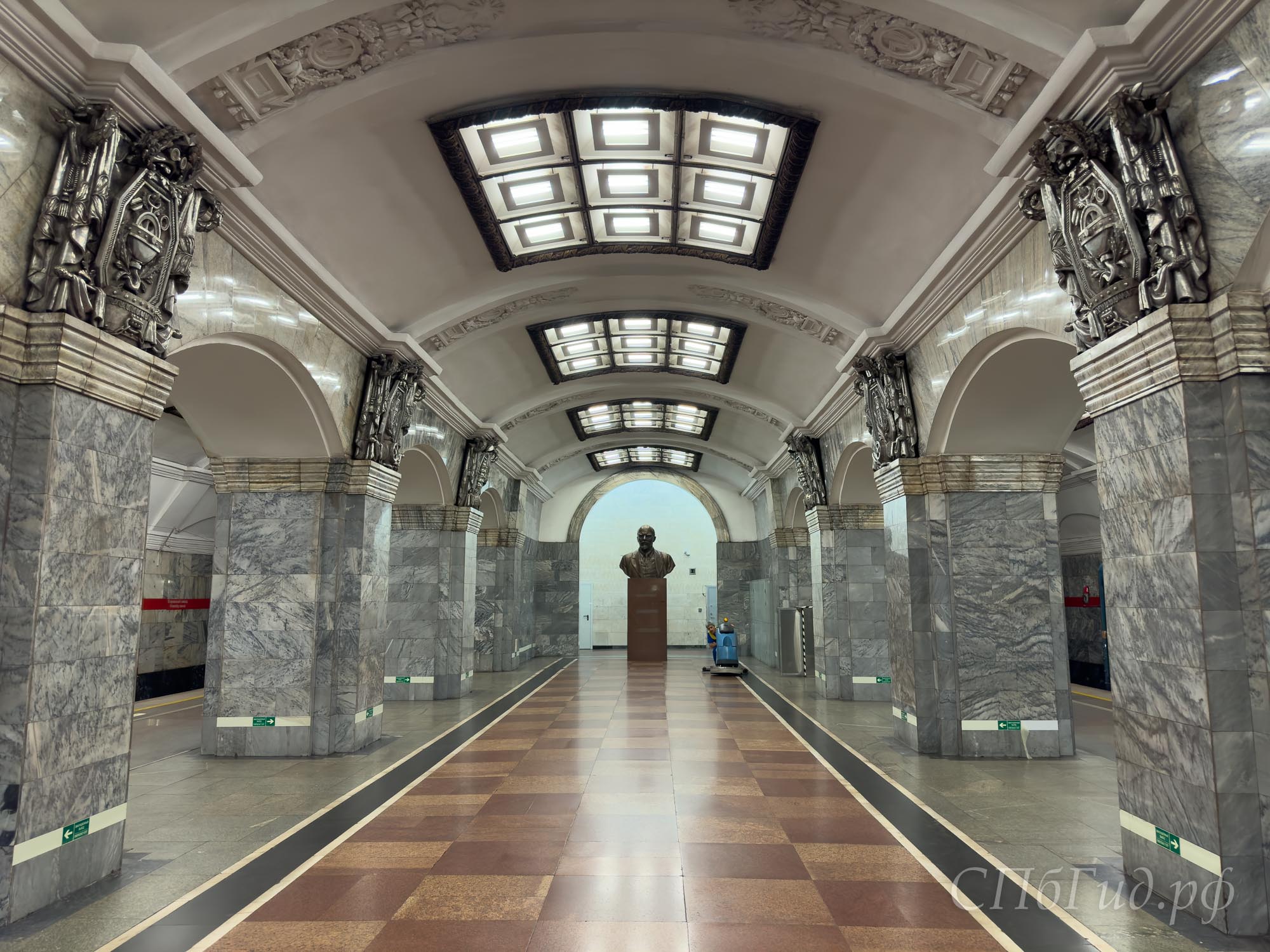 Станция метро «Кировский завод» Станция метро «Кировский завод»
