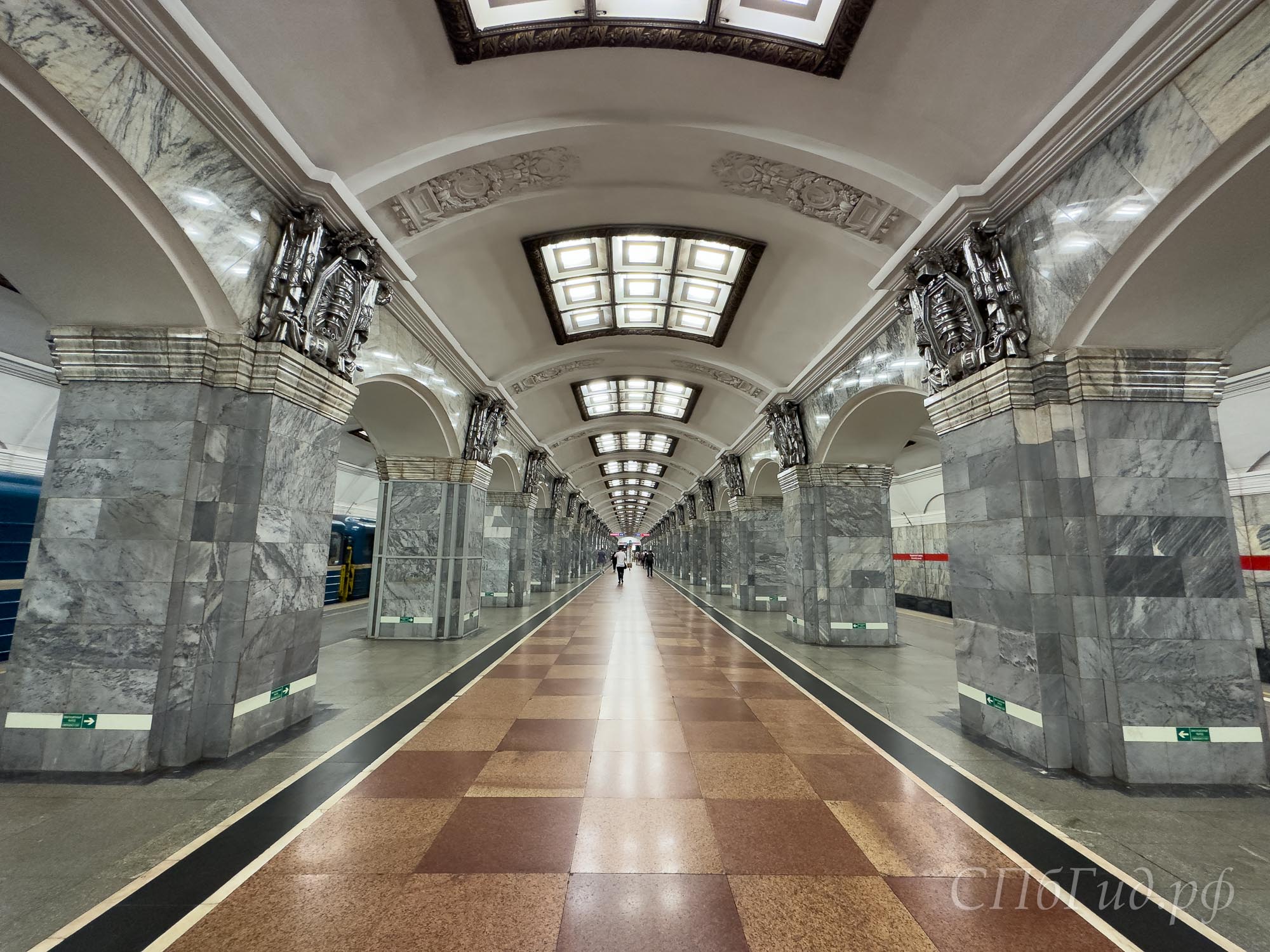 Станция метро «Кировский завод» в Санкт-Петербурге Станция метро «Кировский завод» в Санкт-Петербурге