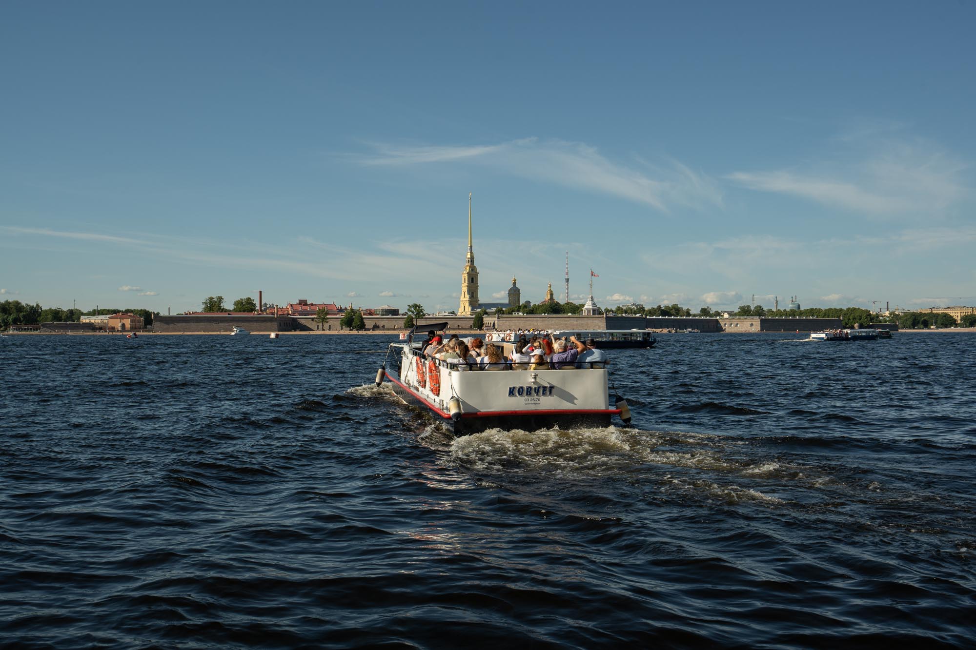 Теплоход «Ковчег» на Неве в Санкт-Петербурге Теплоход «Ковчег» на Неве в Санкт-Петербурге