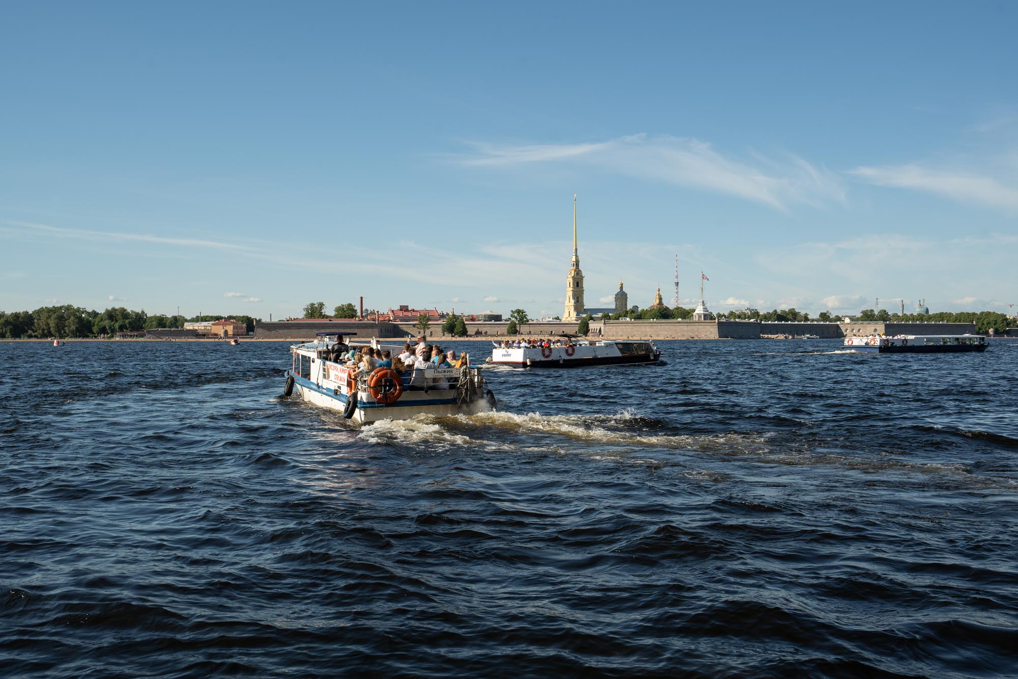 Вереница прогулочных теплоходов на Неве Вереница прогулочных теплоходов на Неве