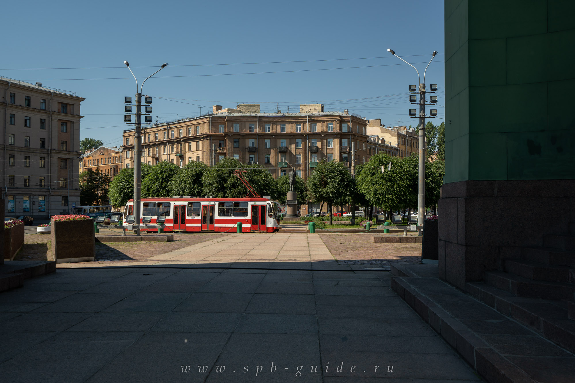 Вид из арки на площадь Стачек Вид из арки на площадь Стачек